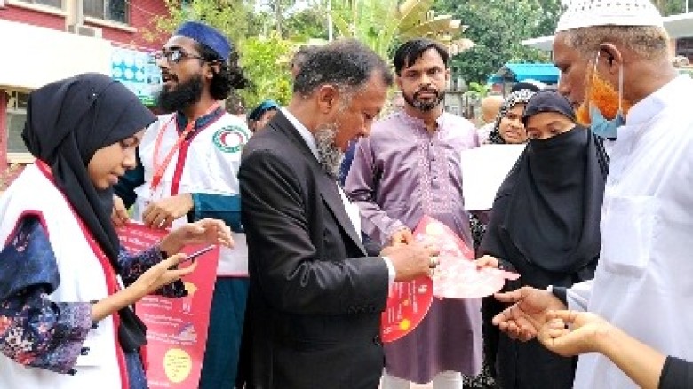 তীব্র তাপদাহে রেড ক্রিসেন্টের উদ্যোগ: শহরে পানি ও পাখা বিতরণ করলেন এড. টিপু